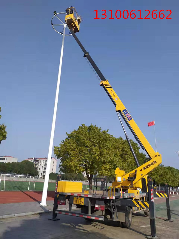 輕型伸縮臂高空車更換照明路燈施工現場,效率高